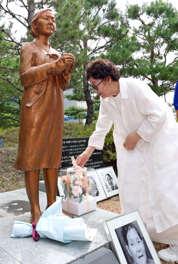  소녀상에 헌화하는 이용수 할머니                                                                                                                                                                  