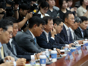  김병환 위원장 발언 경청하는 자산운용업계 대표들                                                                                                                                                  