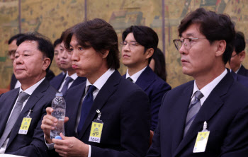 '표정 어두운 축구인들'                                                                                                                                                                  