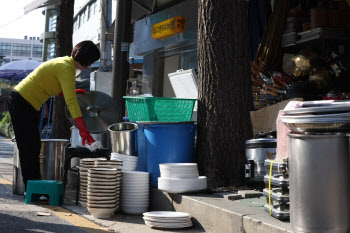 연이은 폐업, 새 주인을 기다리는 주방용품들                                                                                                                                                        