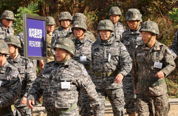  훈련장 이동하는 '시니어 아미'                                                                                                                                                          