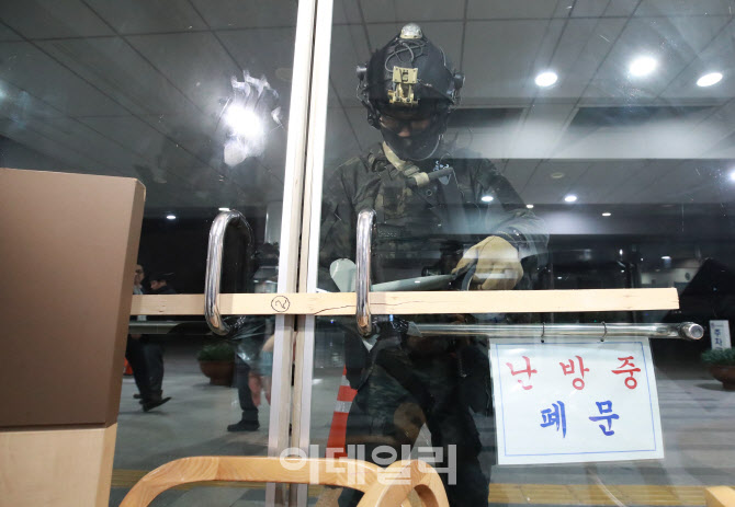 '국회 출입문 막는 계엄군'                                                                                                                                                               