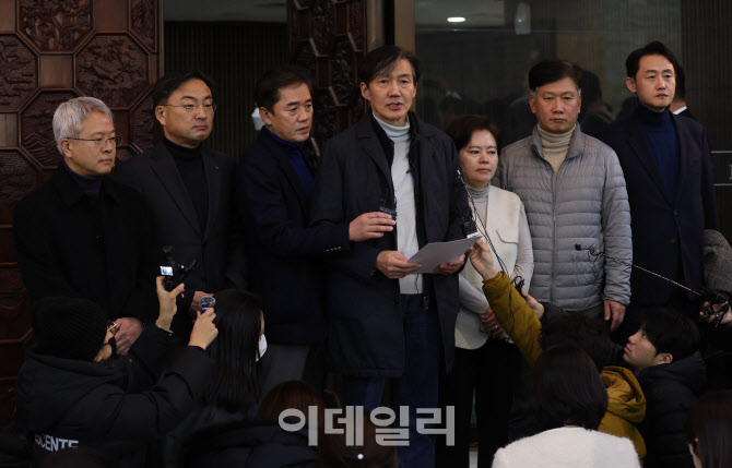 조국, '국가 비상사태 만든 이는 尹...탄핵해야'                                                                                                                                           