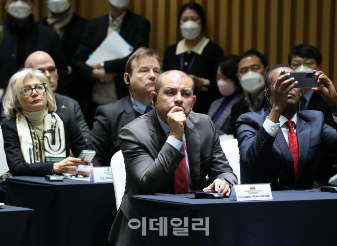  오세훈 시장 설명듣는 주한대사들                                                                                                                                                                  