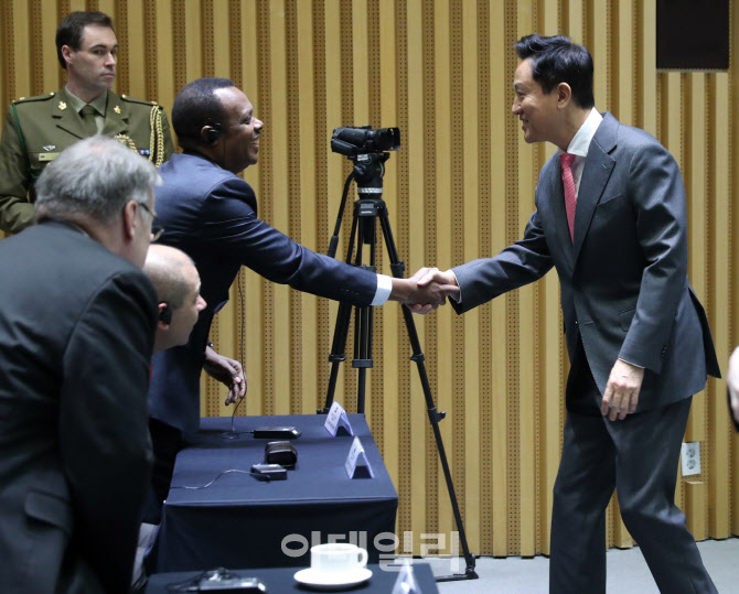  참전국 대사들과 인사나누는 오세훈 서울시장                                                                                                                                                       