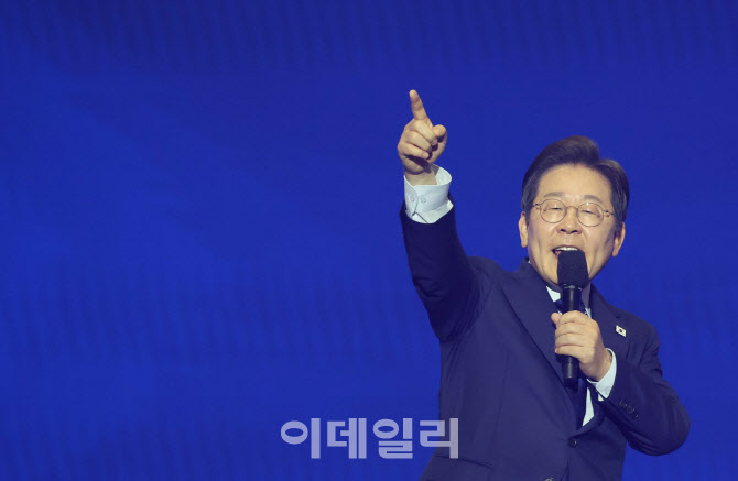 이재명, '압도적 지지로 대선후보에 선출'                                                                                                                                                 