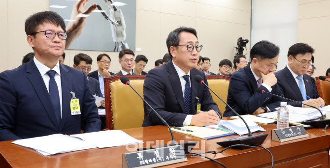질의에 답하는 유영상 SKT 대표이사                                                                                                                                                                 