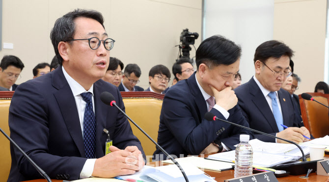 질의에 답하는 유영상 SKT 대표                                                                                                                                                                     