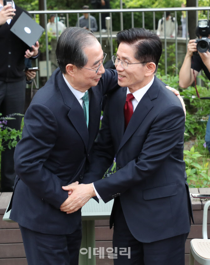 2차 회동 마치고 포옹하는 김문수-한덕수                                                                                                                                                            