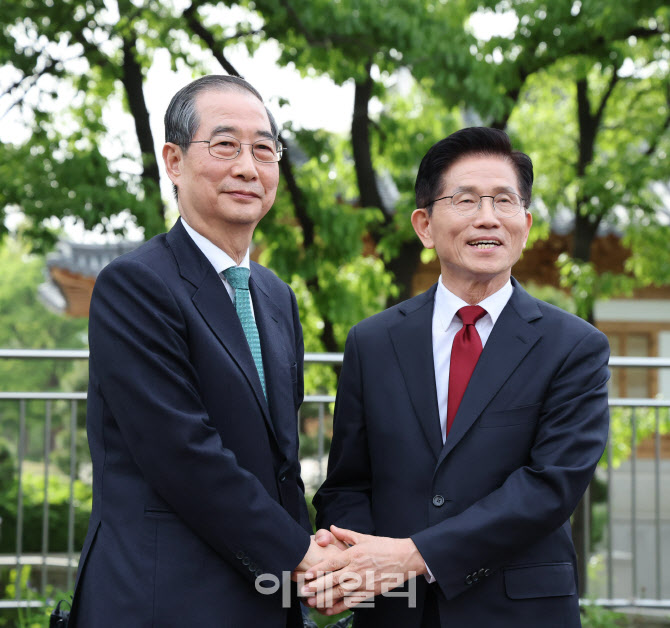 2차 회동 마치고 악수하는 김문수-한덕수                                                                                                                                                            