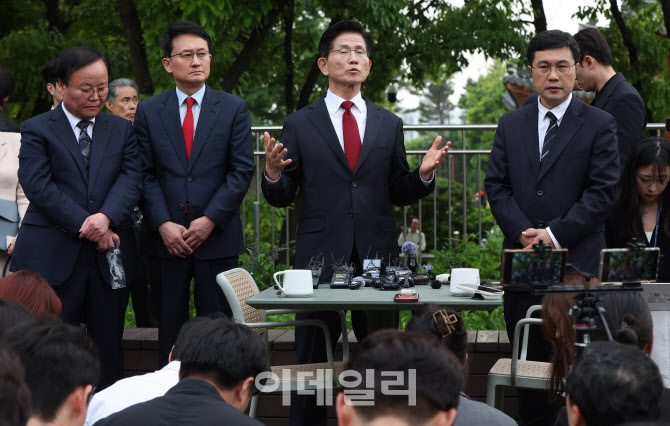 회동 마치고 질의에 답하는 김문수                                                                                                                                                                  