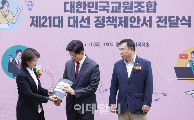 정책제안서 전달받는 김문수 대선후보                                                                                                                                                               