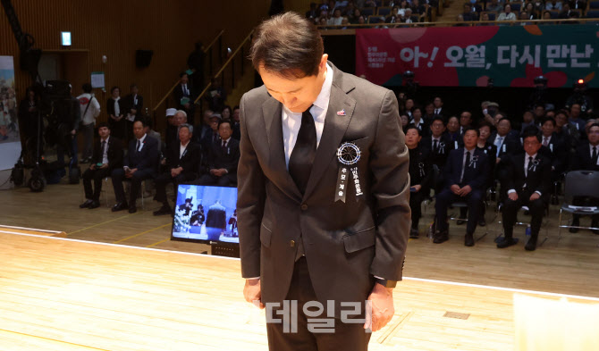 묵념하는 오세훈 서울시장                                                                                                                                                                          