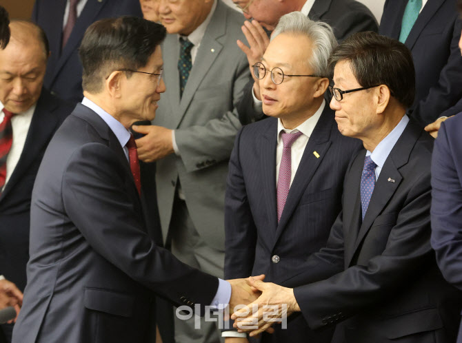 최진식-윤진식 회장과 인사 나누는 김문수 후보                                                                                                                                                      