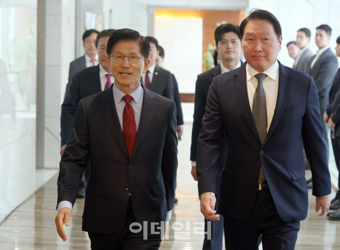 간담회 향하는 김문수 후보-최태원 회장                                                                                                                                                             