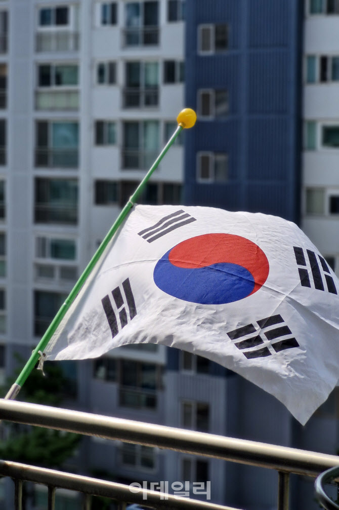 제70회 현충일, 조기로 걸린 태극기                                                                                                                                                                 