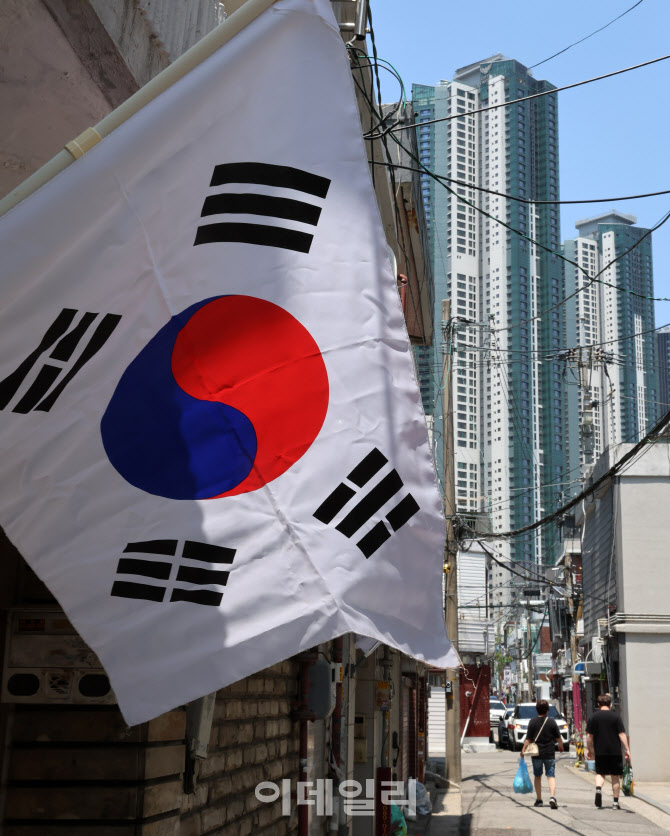 보이지 않는 신축 건물 태극기                                                                                                                                                                      