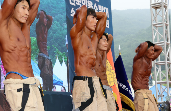  '누구 복근이 더'                                                                                                                                                                       