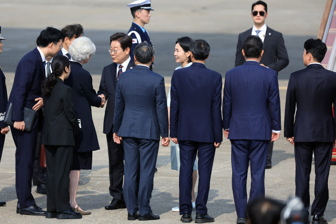 주한 캐나다 대사와 인사 나누는 이재명 대통령                                                                                                                                                            