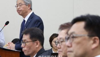 국정감사 출석한 임종룡, '잘못한 일 있다면 직접 책임지겠다'