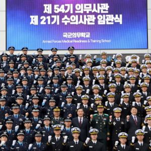 사직 전공의 軍 입대 '대란'…국방부, 의무사관후보생 입영 의향 조사