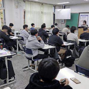 "하필 수능 전날 밤 쩌렁쩌렁"…연예인 동원 대학 축제 논란