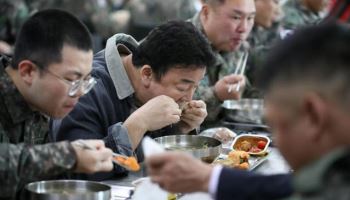 2조 짬밥 시장 열린다.. ‘軍침’ 흘리는 식품업계