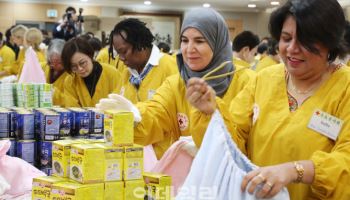 '사랑의 선물' 봉사하는 주한외교대사 부인들