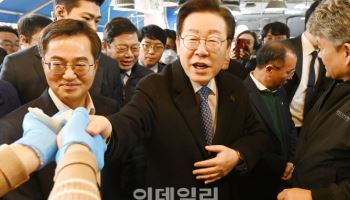 상인들 손 꼭 잡는 이재명 더불어민주당 대표