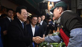 이재명, 상인들 만나 “예산안에 지역화폐 ‘0원’, 여러분이 행동해야”