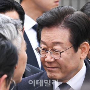 [포토] 의원들과 인사나누는 이재명 대표                                                                                                                                                                  