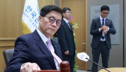 기준금리 0.25%p 인하…'안정 보다 성장' 이례적 연속인하 