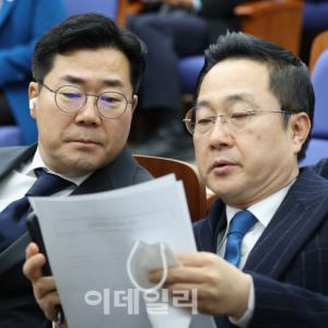 [포토]의원총회, '대화하는 박찬대-박성준'                                                                                                                                                      