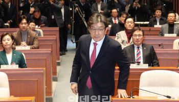 국민의힘 의원총회, '발언대 향하는 권성동 원내대표'