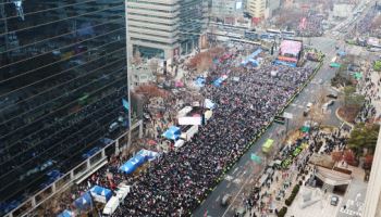 광화문에 집결한 시민들…"尹 파면하라"vs"尹 탄핵반대"