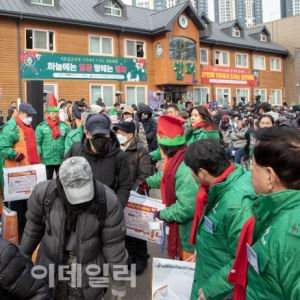 [포토]37번째 거리 성탄예배 열려 방한복·도시락으로 사랑 나눔                                                                                                                                            