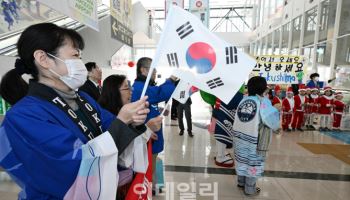 도쿠시마공항에서 태극기 흔드는 현지 주민들