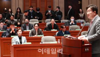 권성동 원내대표 발언 듣는 의원들