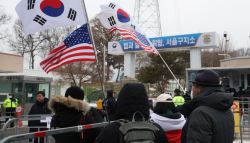 구속 후 용산 참모 처음 만난 尹…“여기도 사람사는 곳”