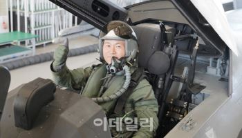 국산 초음속 KF-21 탄 공군총장 "차원이 다른 명품 전투기"