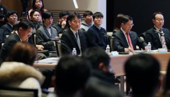 증시 인프라 개선 토론회 참석하는 이복현 원장