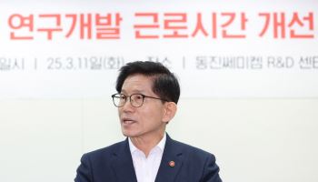 반도체 '반년간 주64시간 근로' 시행 첫날…신청 '0건'