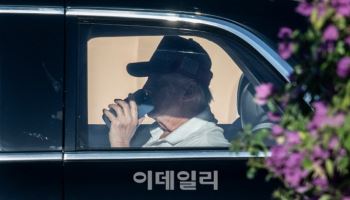 트럼프 ‘공무원 재택금지’ 외치더니…매주 사저서 ‘골프+재택’ 논란