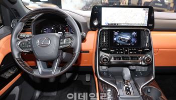 렉서스 LX700h의 스티어링휠과 센터페시아