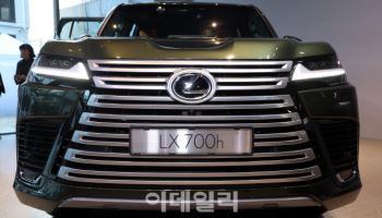 렉서스 LX700h의 웅장한 앞모습