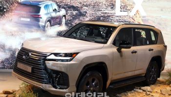 어떤 길에서도 편안하고 고급스럽게 렉서스 LX700h 오버트레일