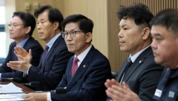 건설근로자 현장 간담회 참석하는 김문수 장관