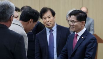 현장 간담회 참석하는 김문수 장관
