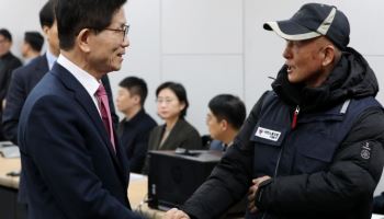 건설근로자 현장 간담회 참석하는 김문수 장관
