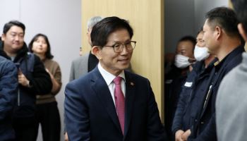 현장 간담회 참석하는 김문수 고용노동부 장관